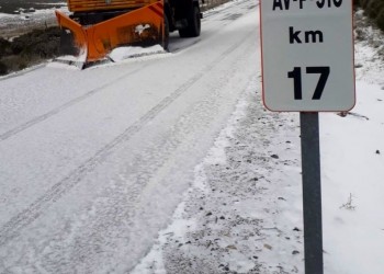 Más medios para despejar de nieve las carreteras de la red provincial de Ávila en una dura jornada (2º Fotografía)