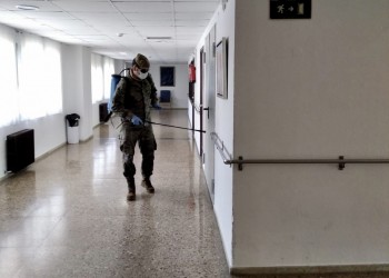 El Ejército de Tierra desinfecta las instalaciones del Centro Residencial Infantas Elena y Cristina (2º Fotografía)