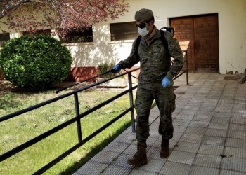 El Ejército de Tierra desinfecta las instalaciones del Centro Residencial Infantas Elena y Cristina (3º Fotografía)