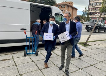 La Diputación dona a la Junta material de protección para los profesionales de la Sanidad abulense (2º Fotografía)