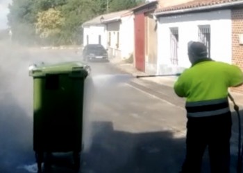 La Diputación pone en marcha un programa de desinfección exhaustiva de contenedores de basura (2º Fotografía)