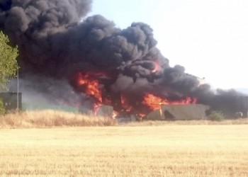 El incendio en una nave con materiales inflamables obliga a evacuar San Pedro del Arroyo (2º Fotografía)