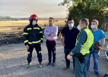 El presidente agradece el trabajo “de profesionales y voluntarios” en la extinción del incendio de San Pedro del Arroyo (2º Fotografía)