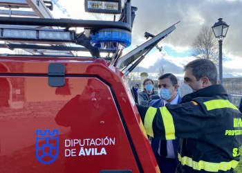 La Diputación entrega un vehículo de salvamento a ARPA y 19 desfibriladores a agrupaciones de Protección Civil (3º Fotografía)
