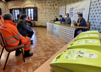 La Diputación entrega un vehículo de salvamento a ARPA y 19 desfibriladores a agrupaciones de Protección Civil (2º Fotografía)