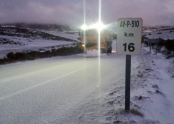 El viento, que dificulta la retirada de la escasa nieve, y el hielo condicionan el estado de la red viaria provincial (2º Fotografía)