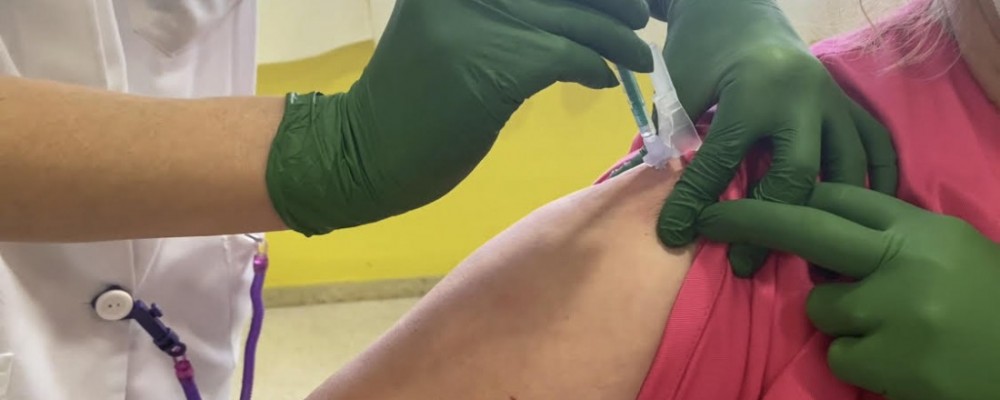 Los trabajadores del Servicio de Ayuda a Domicilio reciben la primera dosis de la vacuna contra la COVID