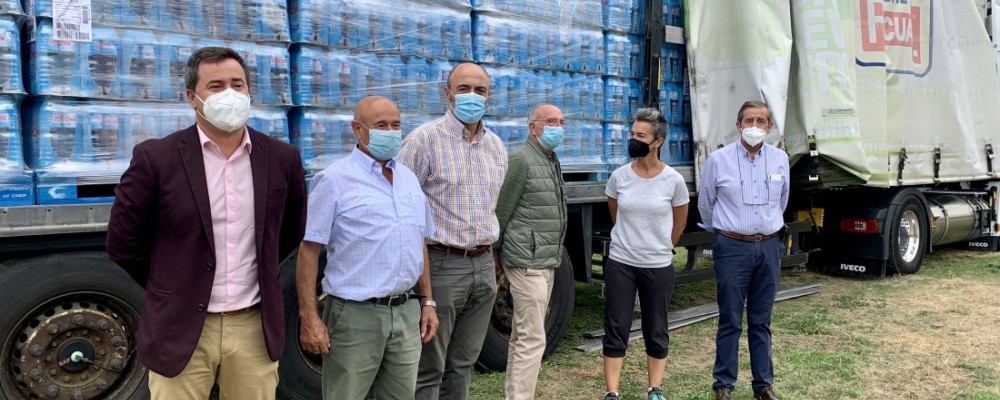 Martín agradece las donaciones de agua embotellada, que “complementan la constante labor de la Diputación”