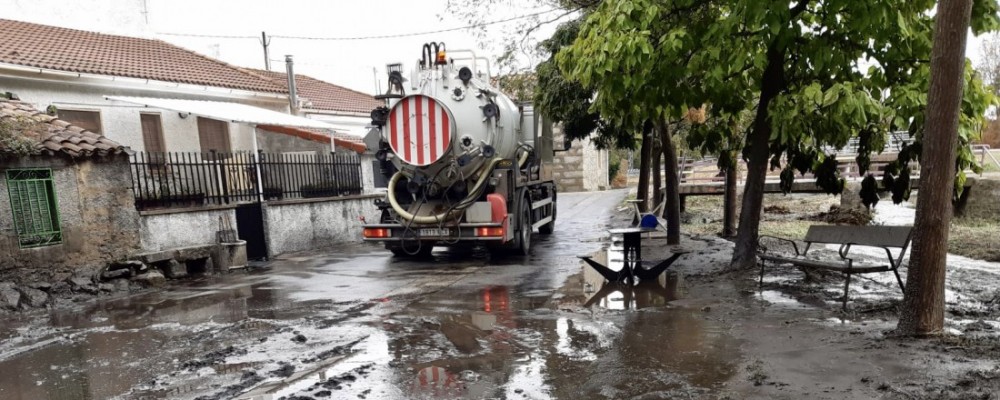 La Diputación actúa en Riatas para limpiar el agua y los arrastres ocasionados por las lluvias