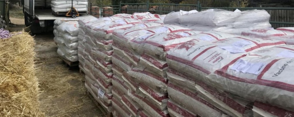 La Diputación distribuye 93 toneladas de pienso para los ganaderos afectados por el fuego de La Paramera