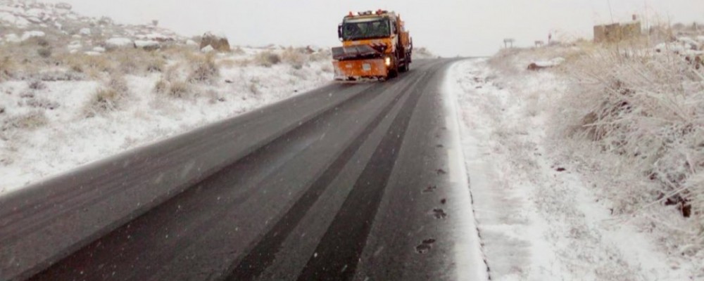 Casi 400 kilómetros de la red provincial, tratados en la primera jornada de nieve de la temporada