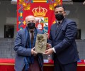 Foto de Antonio López recibe la Rosa del premio ‘Florencio Galindo’ de manos del presidente de la Diputación