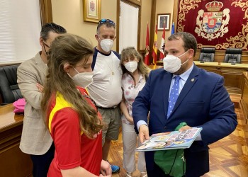 La barcense Lucía Sánchez lleva su medalla de plata europea de parakárate al Palacio Provincial (2º Fotografía)