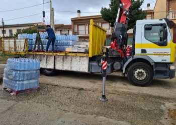 Martín agradece las donaciones de agua embotellada, que “complementan la constante labor de la Diputación” (2º Fotografía)