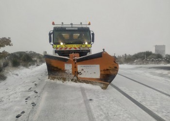 Casi 400 kilómetros de la red provincial, tratados en la primera jornada de nieve de la temporada (2º Fotografía)