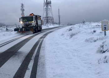 Casi 300 kilómetros de la red provincial, tratados este sábado para hacer frente a la nieve (2º Fotografía)