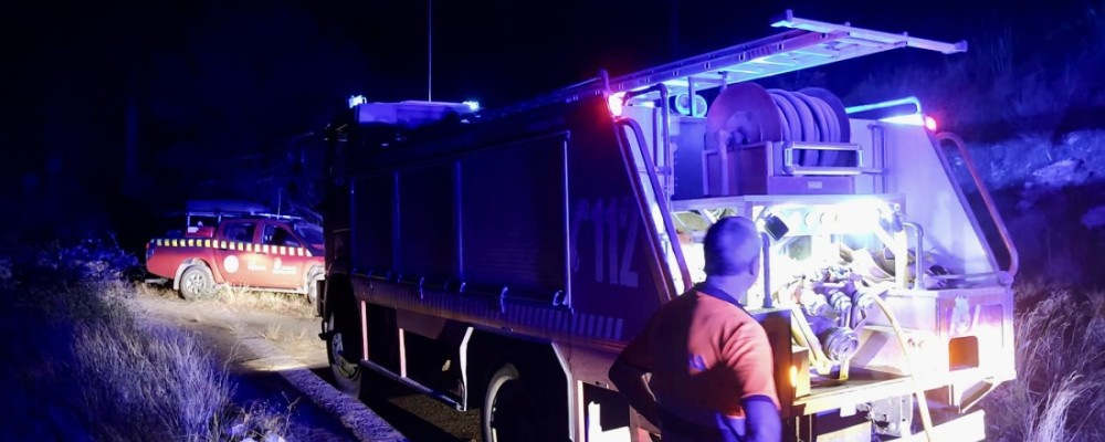 La lucha contra el incendio de Santa Cruz del Valle cuenta con 14 vehículos y cuatro agrupaciones de bomberos voluntarios del operativo de la Diputación