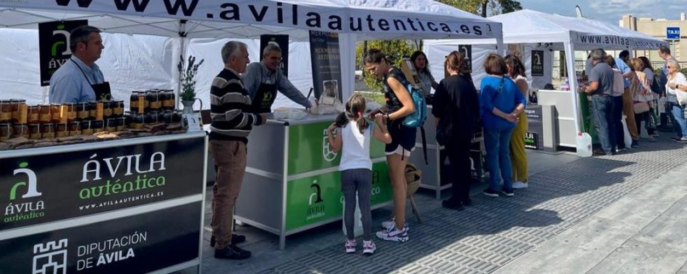 Once productos de Ávila Auténtica, en el Mercado de Productores del Planetario de Madrid este domingo