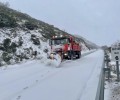 Foto de El dispositivo de vialidad invernal actúa frente a la nieve garantizando la movilidad en la red provincial