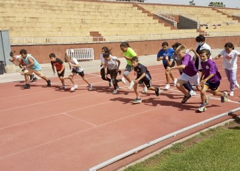 130 niños clausuran los Juegos Escolares Provinciales con una jornada de atletismo divertido (2º Fotografía)
