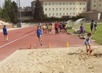130 niños clausuran los Juegos Escolares Provinciales con una jornada de atletismo divertido (3º Fotografía)