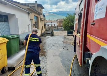 La Diputación actúa en Santa Cruz del Valle para minimizar los daños de la tromba de agua de este lunes (2º Fotografía)
