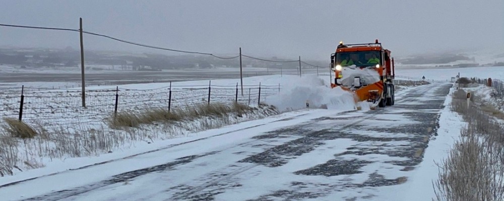 La nieve deja espesores de hasta 10 cm en la red provincial, donde trabajan doce máquinas desde primera hora