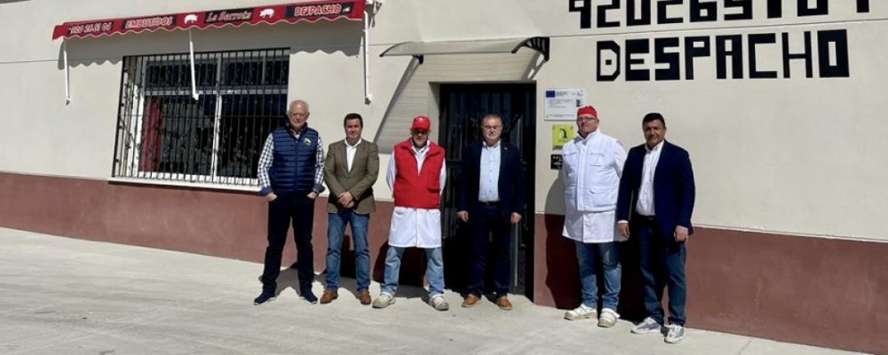 El presidente visita la primera empresa del polígono industrial de Solosancho: Embutidos La Serrota