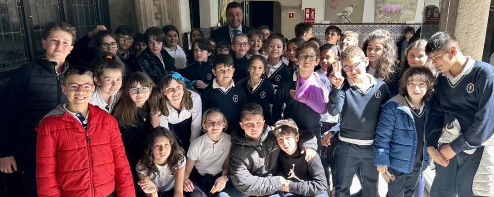 Alumnos del Colegio Santísimo Rosario conocen el Torreón de los Guzmanes guiados por el presidente