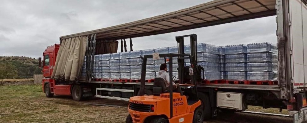 La Diputación entrega 24.000 litros de agua embotellada a los vecinos de San Bartolomé de Pinares