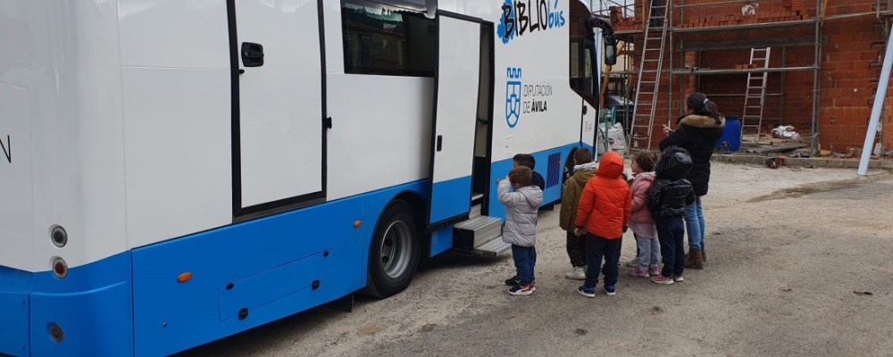 El Bibliobús ha atendido a casi dos mil usuarios y prestado 2.545 libros desde el reinicio de su actividad