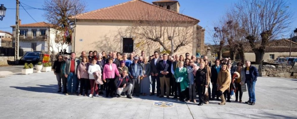 Hoyorredondo estrena remodelación de su plaza gracias al Plan de Inversiones de la Diputación