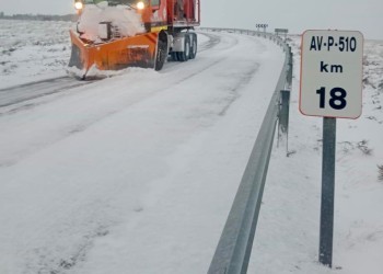 La nieve deja espesores de hasta 10 cm en la red provincial, donde trabajan doce máquinas desde primera hora (2º Fotografía)