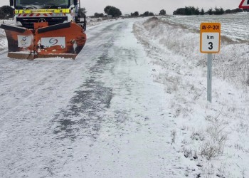 La nieve deja espesores de hasta 10 cm en la red provincial, donde trabajan doce máquinas desde primera hora (3º Fotografía)