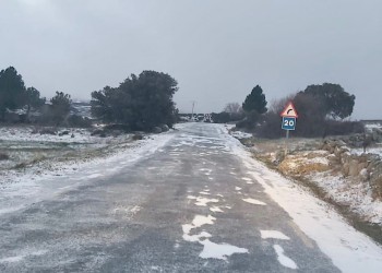 La nieve deja espesores de hasta 10 cm en la red provincial, donde trabajan doce máquinas desde primera hora (4º Fotografía)