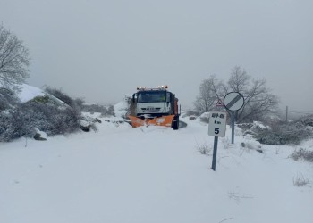 La nieve afecta especialmente a carreteras de la Zona II, con espesores de hasta 10 cm en Navaquesera (3º Fotografía)