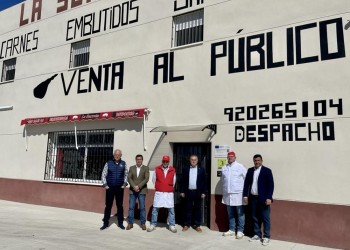 El presidente visita la primera empresa del polígono industrial de Solosancho: Embutidos La Serrota