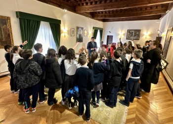 Alumnos del Colegio Santísimo Rosario conocen el Torreón de los Guzmanes guiados por el presidente (2º Fotografía)