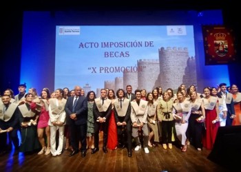 El presidente apadrina a la X promoción del Grado de Enfermería de la USAL, formada por 47 alumnos