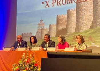 El presidente apadrina a la X promoción del Grado de Enfermería de la USAL, formada por 47 alumnos (2º Fotografía)