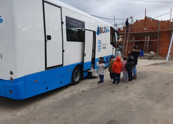 El Bibliobús ha atendido a casi dos mil usuarios y prestado 2.545 libros desde el reinicio de su actividad