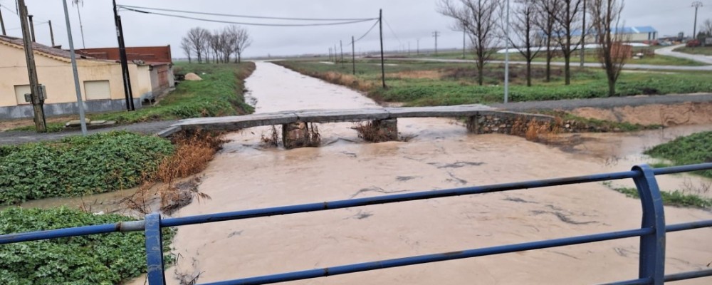 La lluvia dificulta la circulación en La Moraña y la nieve deja los primeros espesores significativos al norte de Gredos