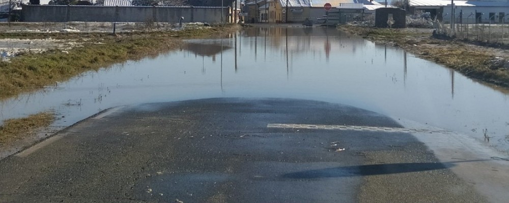 El hielo toma el relevo de la lluvia y la nieve en una jornada que exige “máxima precaución al volante”