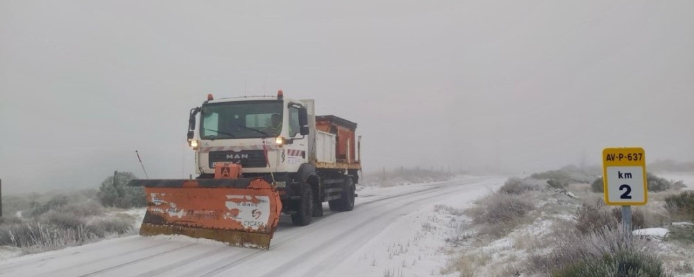 40 toneladas de fundentes esparcidas el viernes para retirar la nieve de 410 kilómetros de la red de la Diputación