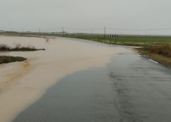 La lluvia dificulta la circulación en La Moraña y la nieve deja los primeros espesores significativos al norte de Gredos (2º Fotografía)