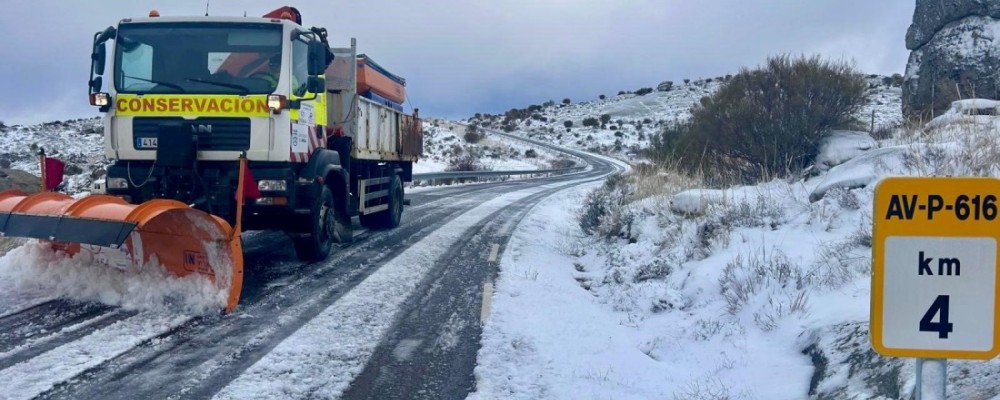 Las zonas altas de la provincia registran nevadas y el operativo de la Diputación despliega a 26 personas