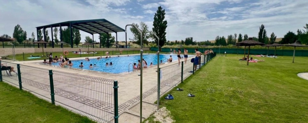 La piscina de Naturávila abre la temporada con el reto de superar los 9.000 usuarios del verano pasado