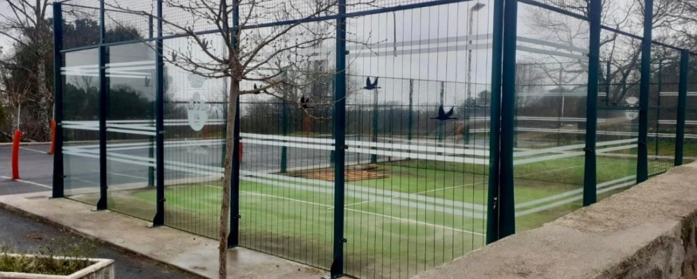 La Diputación inicia una campaña para proteger a las aves frente a los cristales de las pistas de pádel
