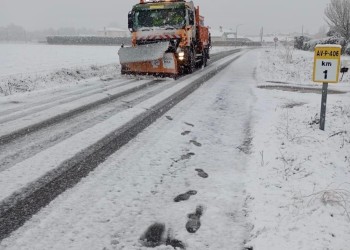Hasta ocho centímetros de nieve en carreteras de la red de la Diputación en Gredos (2º Fotografía)