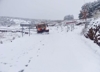 Hasta ocho centímetros de nieve en carreteras de la red de la Diputación en Gredos (3º Fotografía)